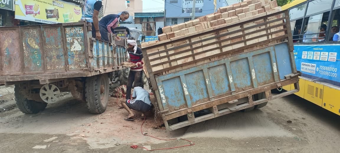 The department forgot to repair the road that was dug up after the drinking water line connection, causing heavy vehicles to sink