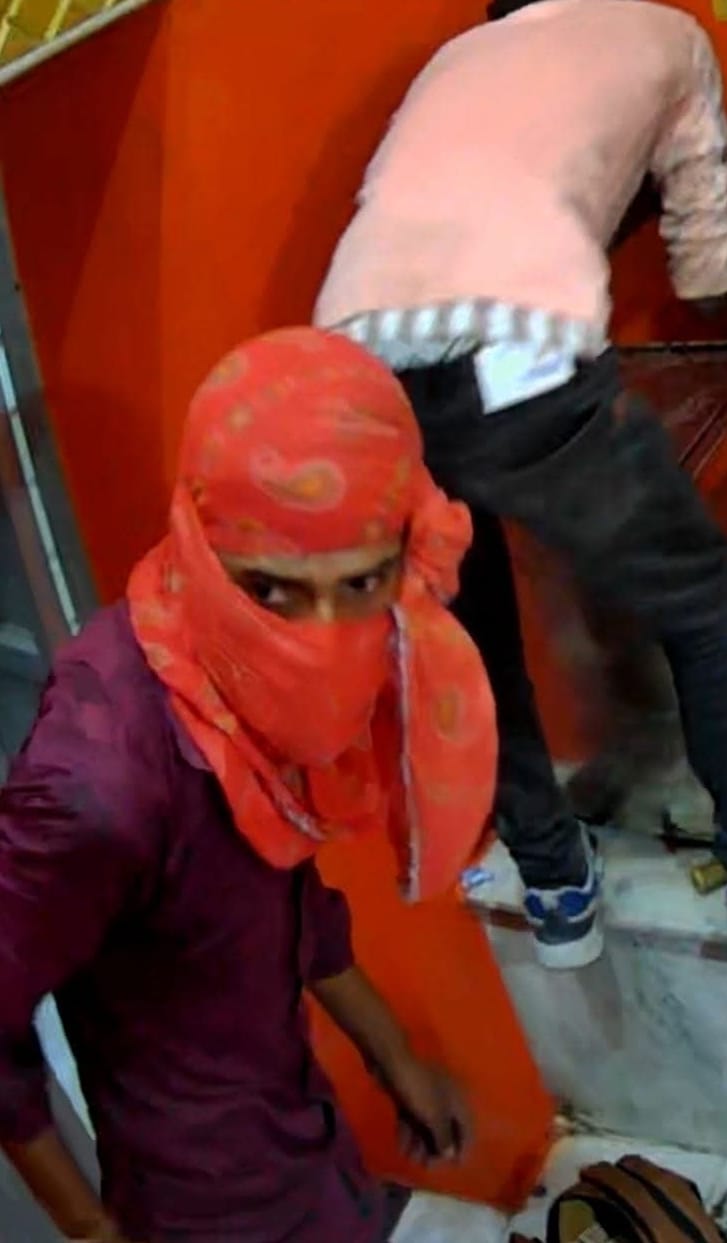 One and a half lakh rupees stolen from the donation box of the temple of Mansarbas and Ladiawali.