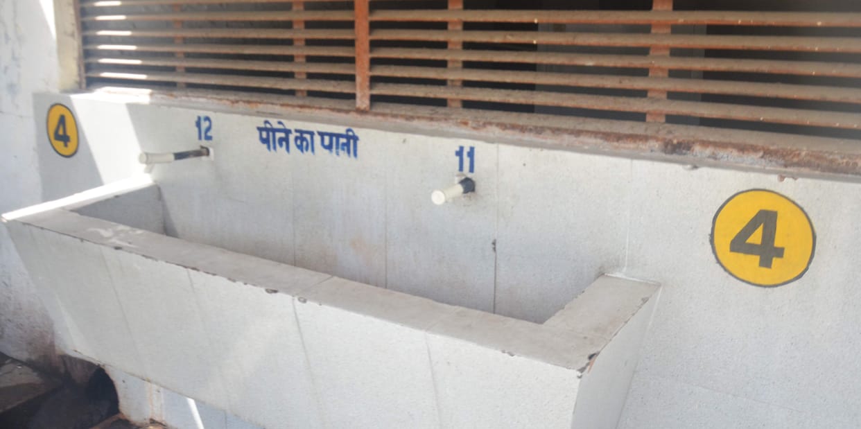 Hot water flowing from several taps at the railway station.