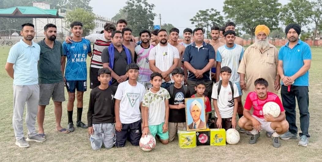 शहीद भगत सिंह क्लब गगरेट के सदस्य  राजकीय वरिष्ठ माध्यमिक पाठशाला अम्बोटा आयोजित कार्यक्रम में 