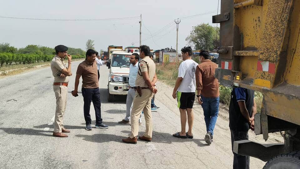 ट्रक का रोकर कर उसकी जांच करते  खनन विभाग के अधिकारी। संवाद