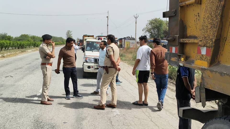 ट्रक का रोकर कर उसकी जांच करते  खनन विभाग के अधिकारी। संवाद