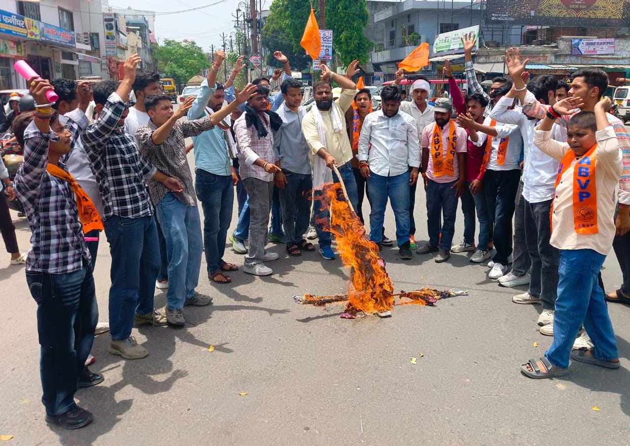 ABVP workers burnt the effigy of Shahjahapur Degree College manager