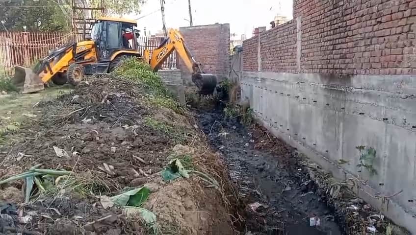 ऊना शहर में नालों की सफाई के लगाई गई जेसीबी मशीन। संवाद
