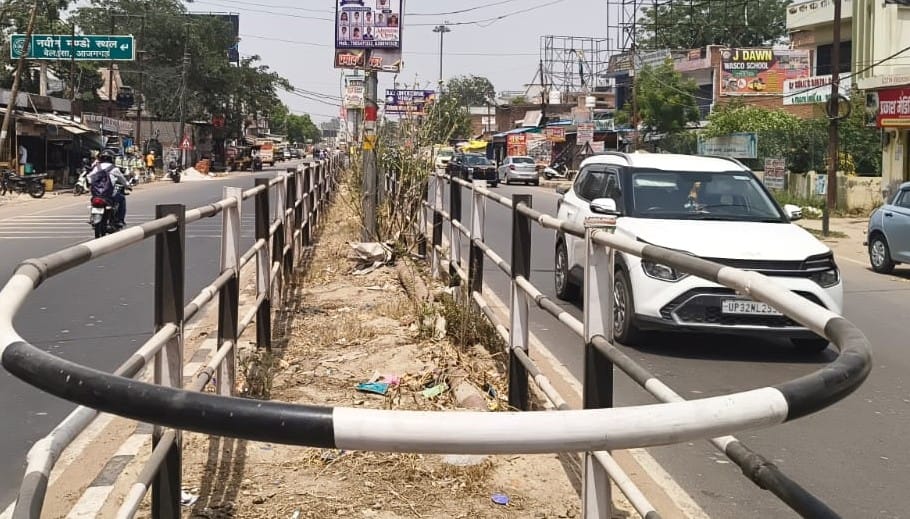 One thousand saplings planted along a 4.5 km stretch of the Varanasi-Azamgarh highway have dried up.