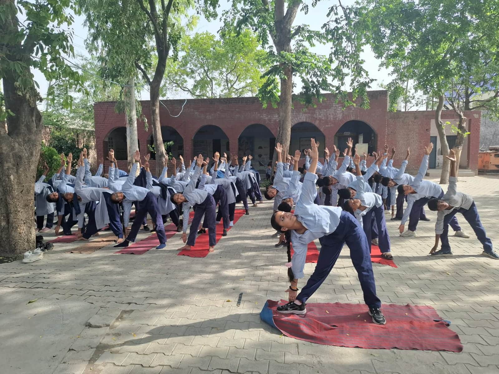 योग का अभ्यास करती छात्राएं। प्रवक्ता