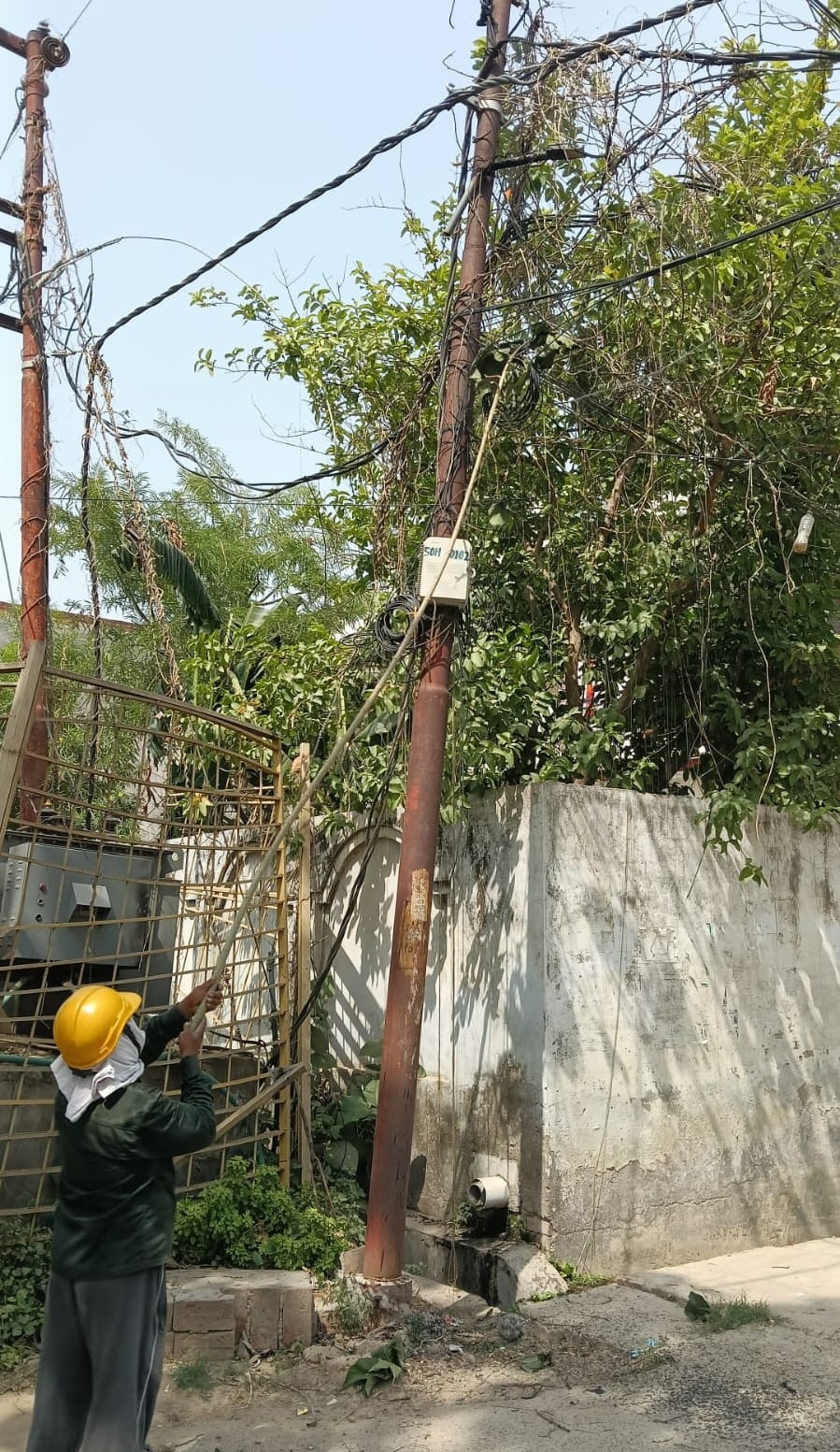अकबरपुर बिजली फाल्ट को ठीक करता बिजलीकमी। स्रोत विभाग