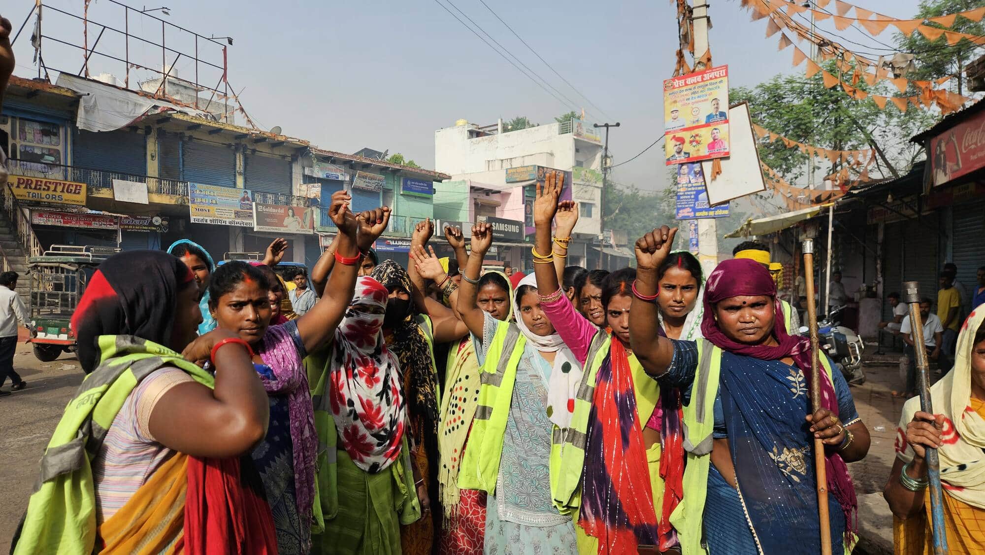 अनपरा नगर पंचायत के महावीर चौक पर वेतन न मिलने पर प्रदर्शन करते सफाईकर्मी। संवाद