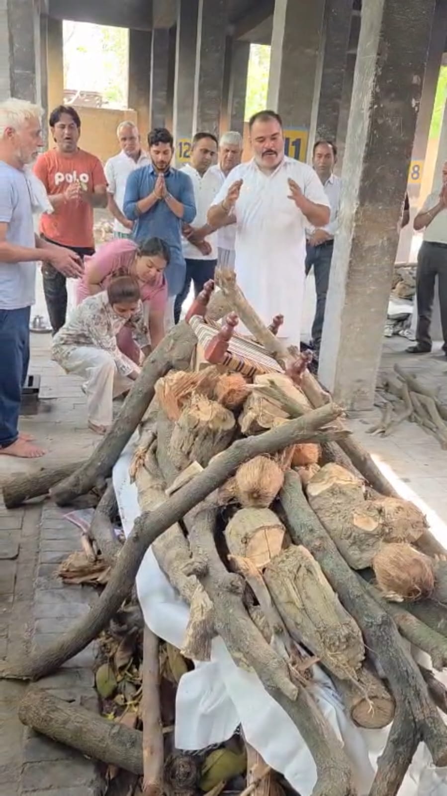 Daughters came from abroad and gave fire to their father