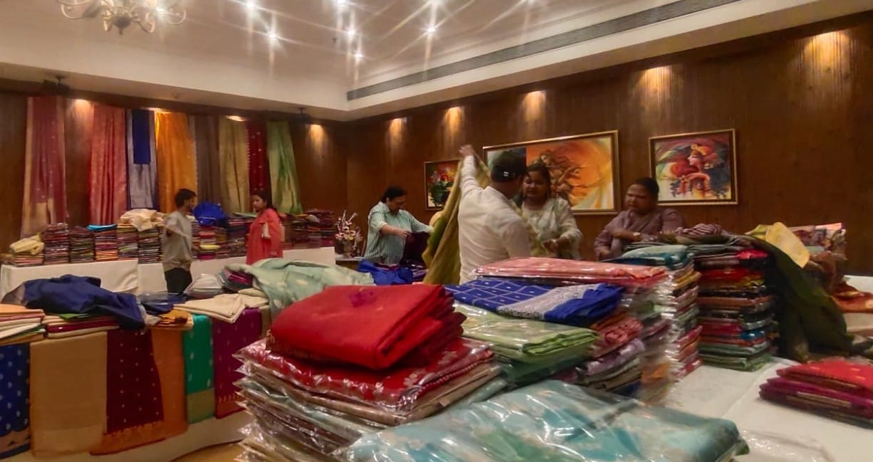 Mubarakpur's silk sarees, designer suits and dupattas became the center of attraction.