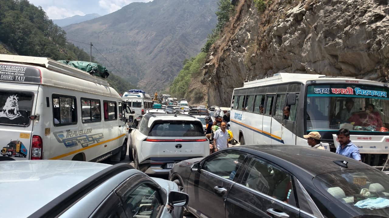 बदरीनाथ हाईवे पर मारवाड़ी के समीप लगा यात्रा वाहनों का जाम। संवाद