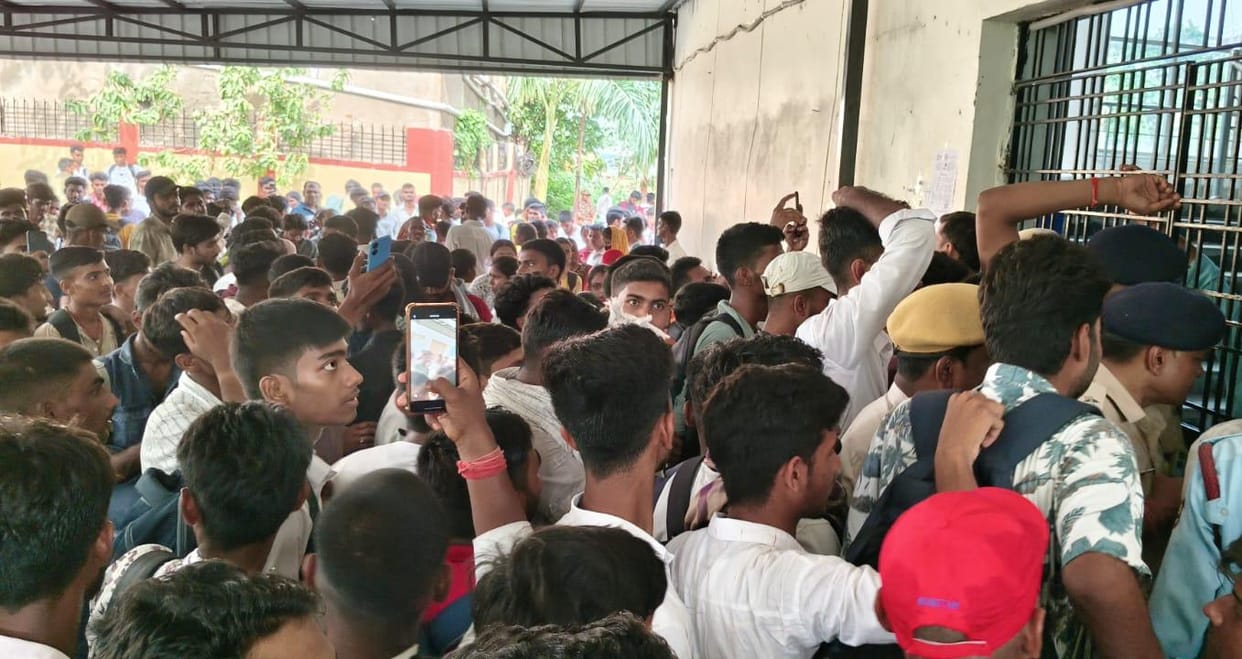 ssc gd students protest for alligation on exam cancil today at center Muzaffarpur Bihar