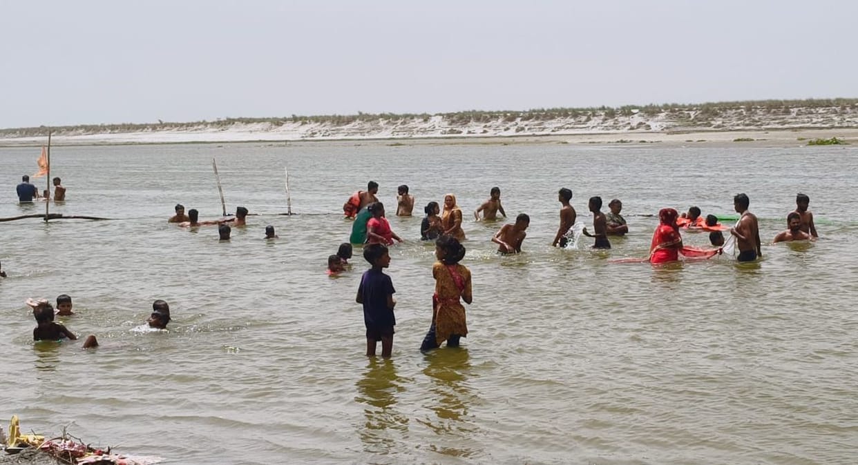 A wave of faith surged on Ganga Dussehra, the banks resounded with chants of Har Har Ganga.