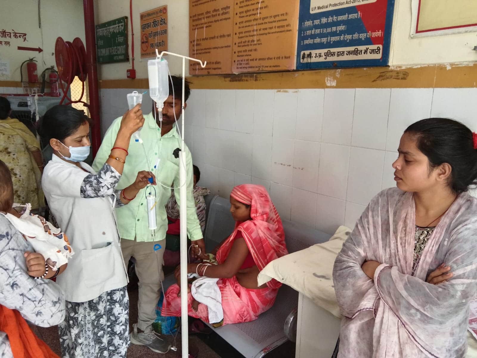 फोटो - 16 ट्रामा सेंटर में ट्राली बेड व बेंच में चल रहा मरीजों का उपचार। संवाद