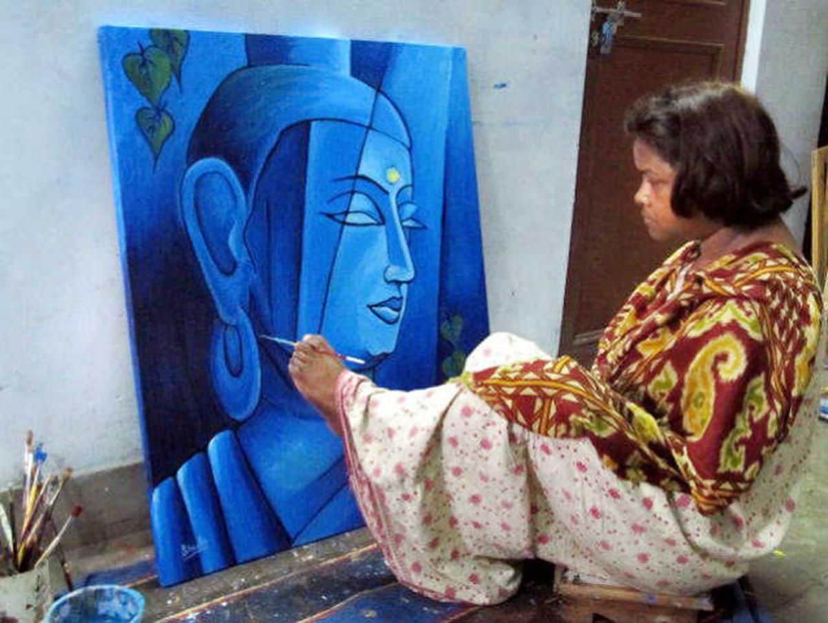 फोटो-2-पैर की अंगुलियों में ब्रश से पेंटिंग बनातीं शीला। स्रोत: स्वयं।