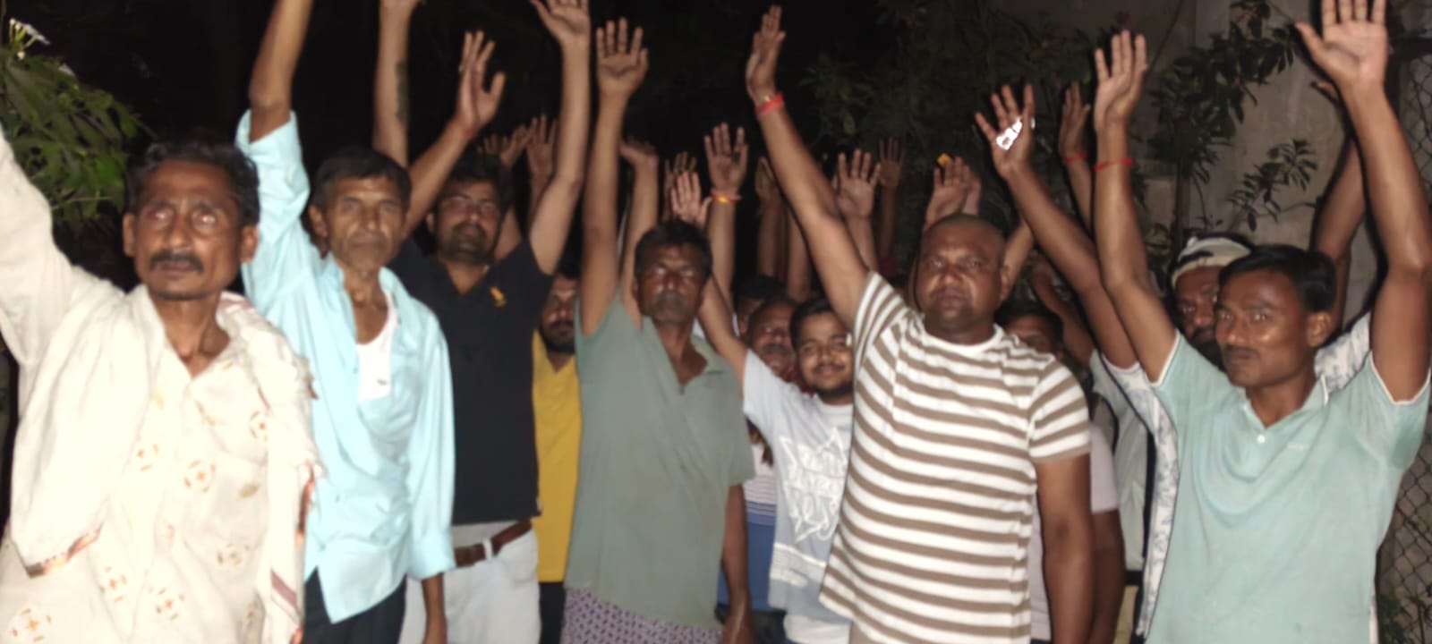 फोटो-21 कंपिल उपकेंद्र का घेराव कर नारेबाजी करते ग्रामीण।