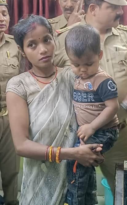 फोटो - 22 अपनी मां के साथ बच्चा। स्रोत- पुलिस।