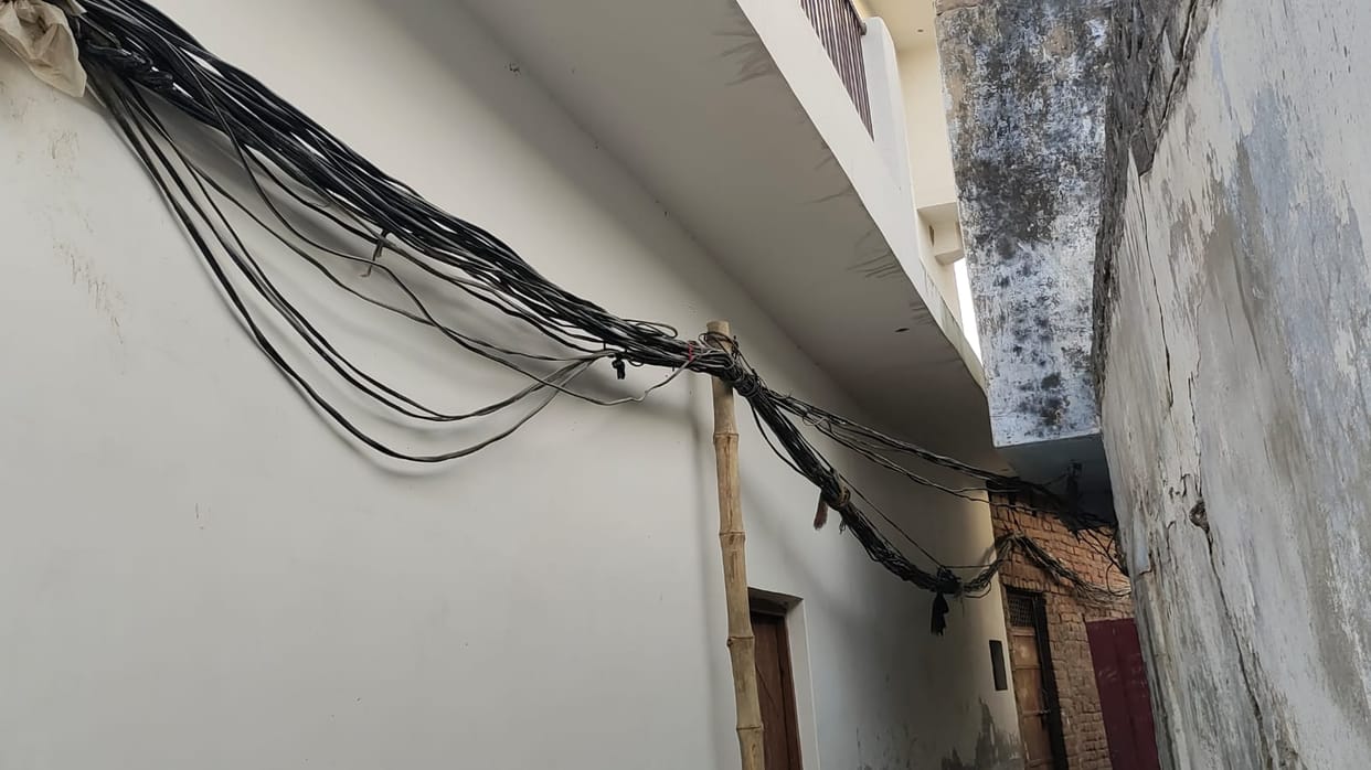 Shyam Nagar: Cables of 400 houses tied on bamboo