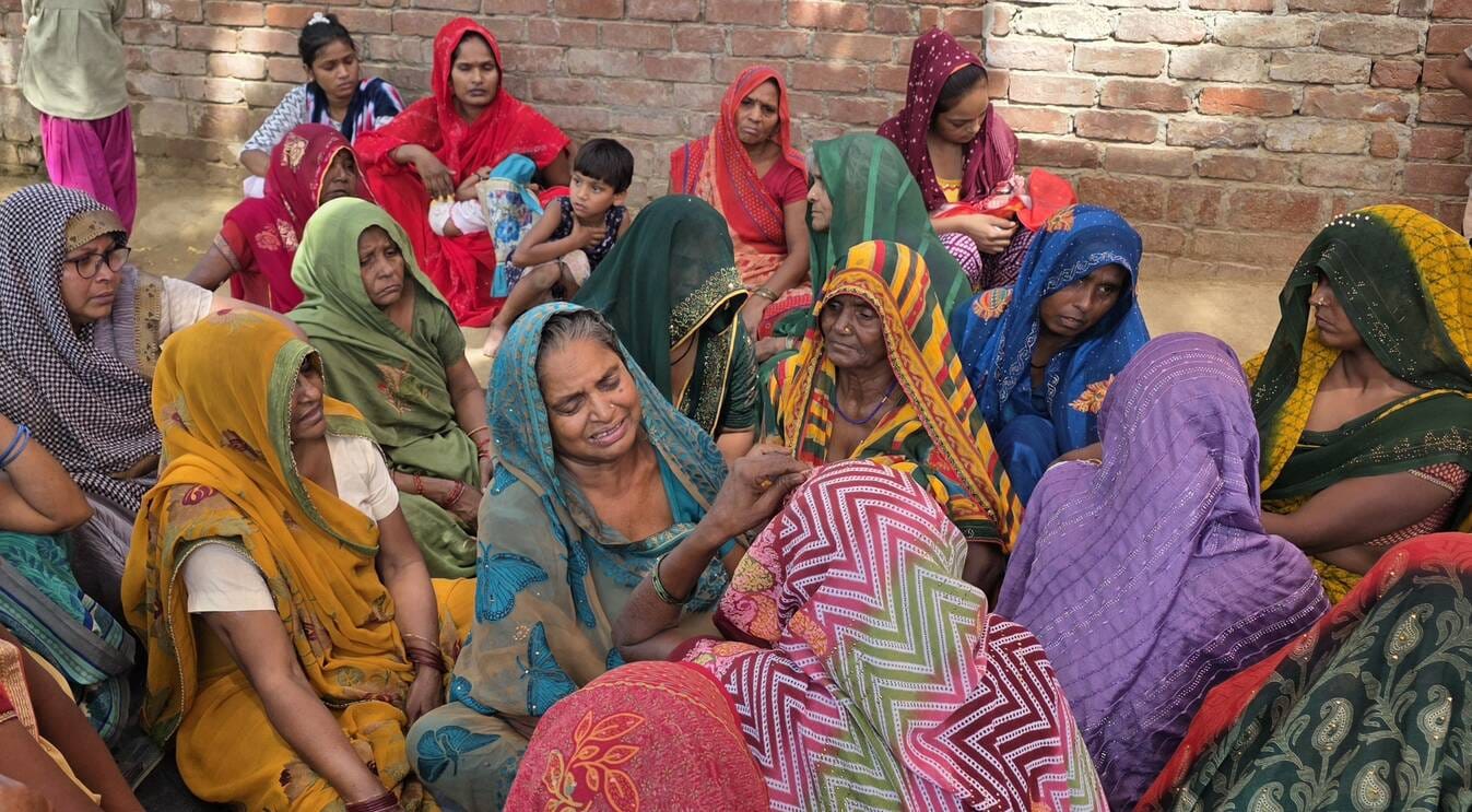 फोटो-3 गांव गऊ टोला में महिला की मौत से बिलखते परिजन। संवाद