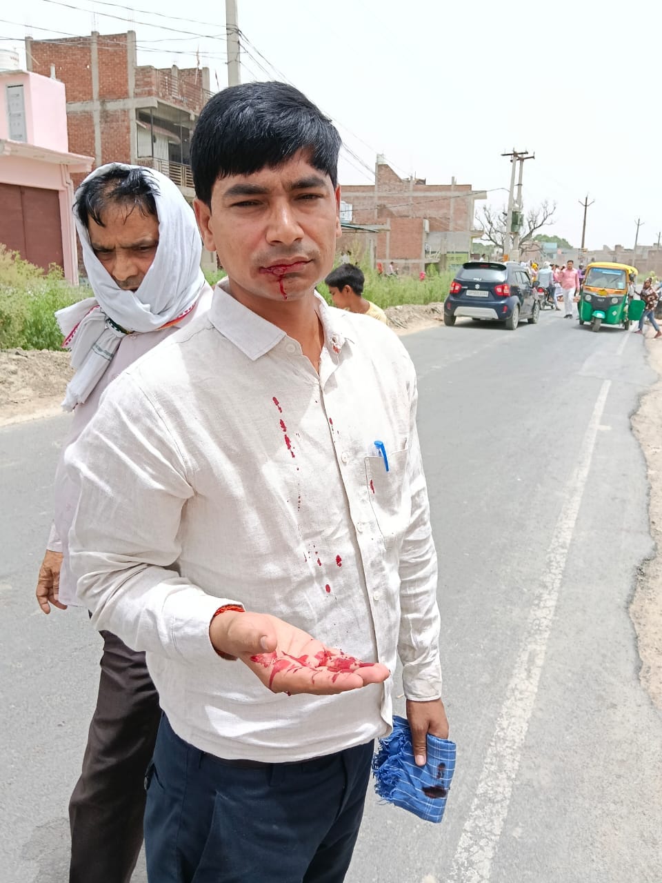 A JE who went to demolish a culvert built with donations was beaten by a mob.