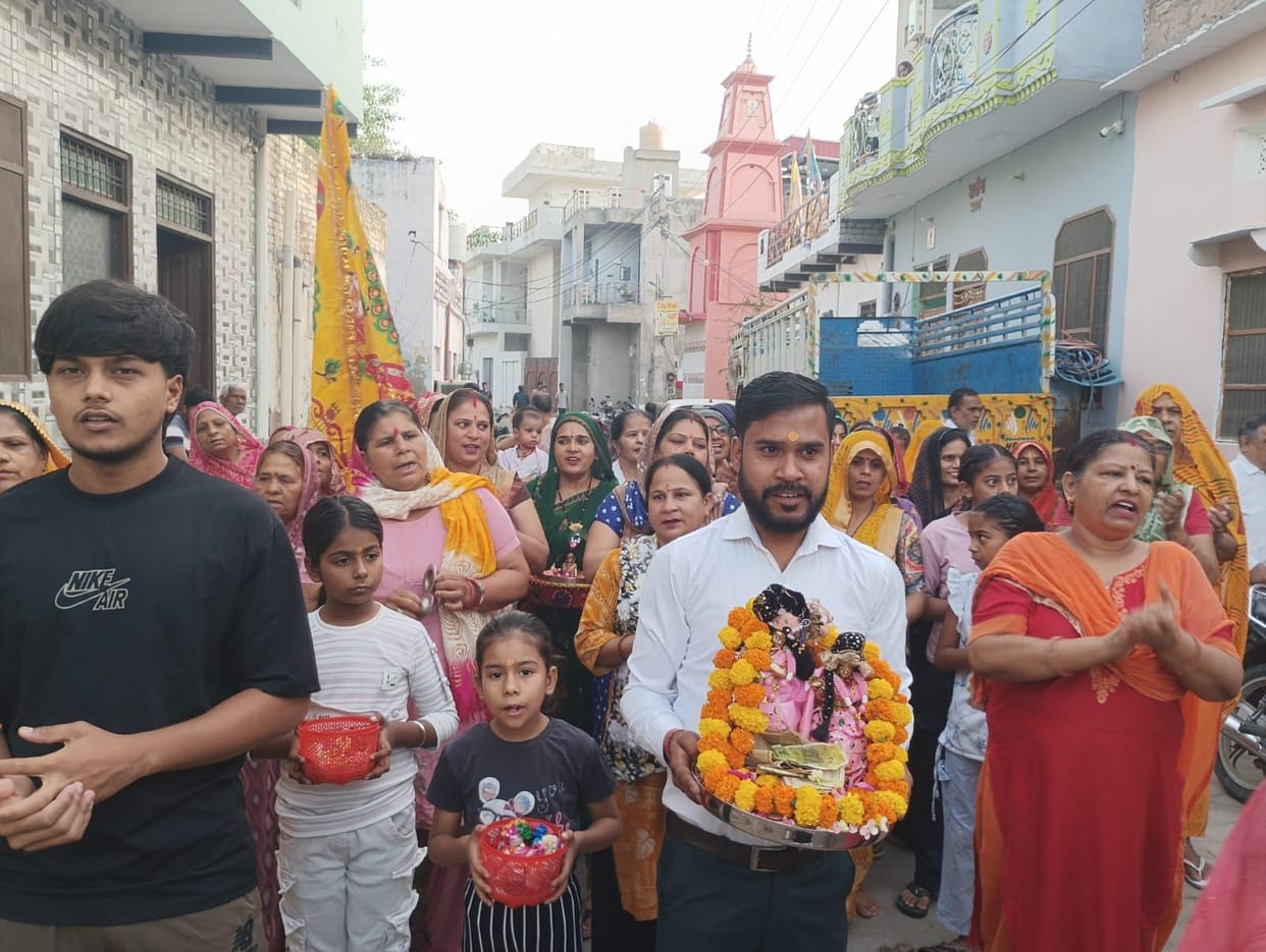 Chants of "Radhe-Radhe" reverberated throughout the procession.