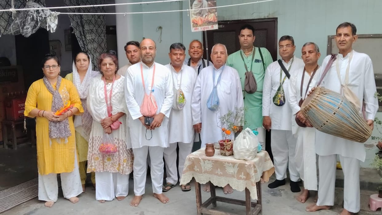 Prabhat Pheri was taken out in Arya Nagar and the Lord was praised.