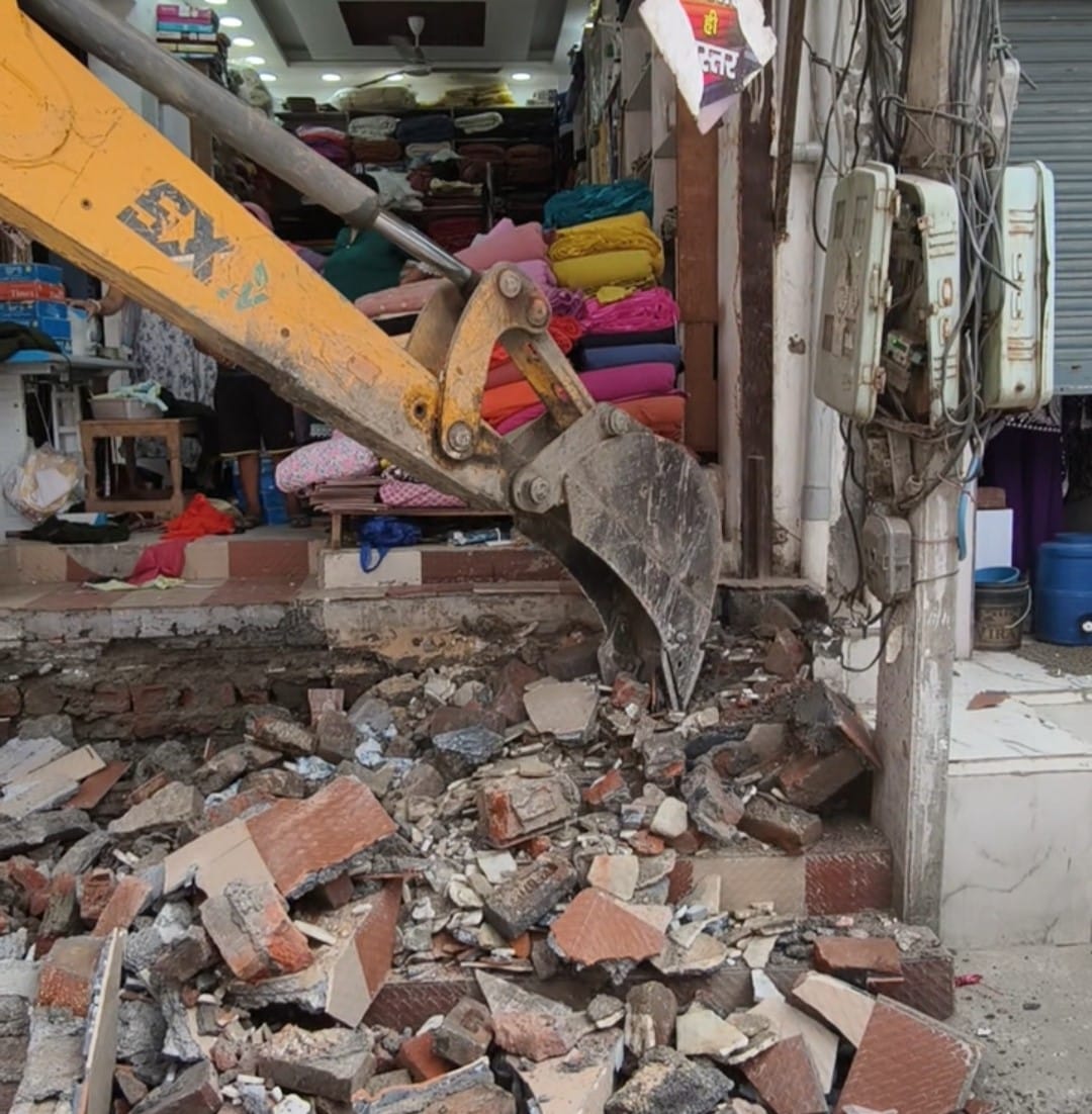 Shopkeepers protested the sudden demolition action, the Municipal Corporation team returned.
