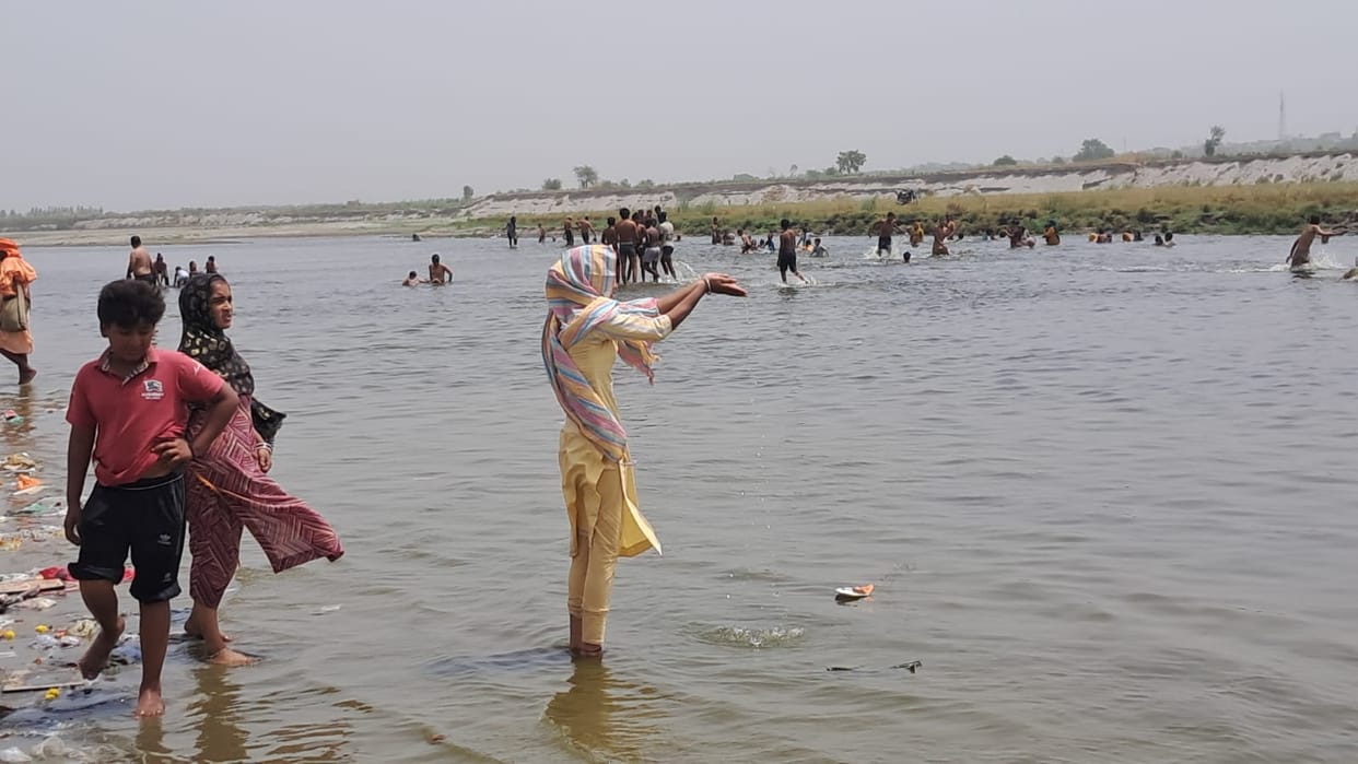 Devotees took a holy dip in the Yamuna River and Satkumbha Dham on Ganga Dussehra.