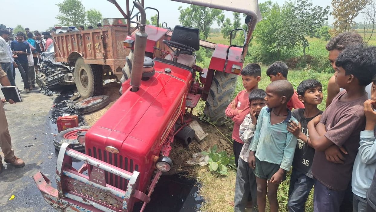 Vehicles carrying pilgrims taking a bath in the Ganga and returning from there collided.
