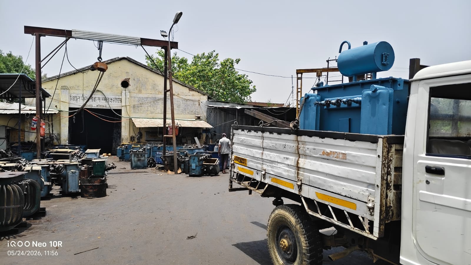 जिला मुख्यालय स्थित वर्कशॉप में खराब ट्रांसफार्मर लेकर आया मिनी ट्रक। संवाद