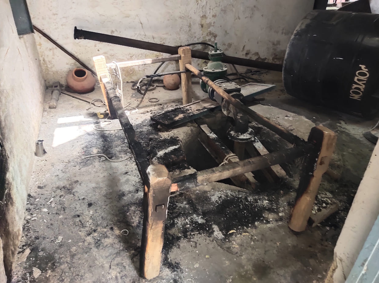 Thieves stole the tubewell cable and set fire to the cot and other items.