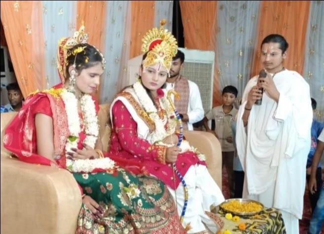 The bow broke and the marriage of Shri Ram and Janaki was concluded with cheers.