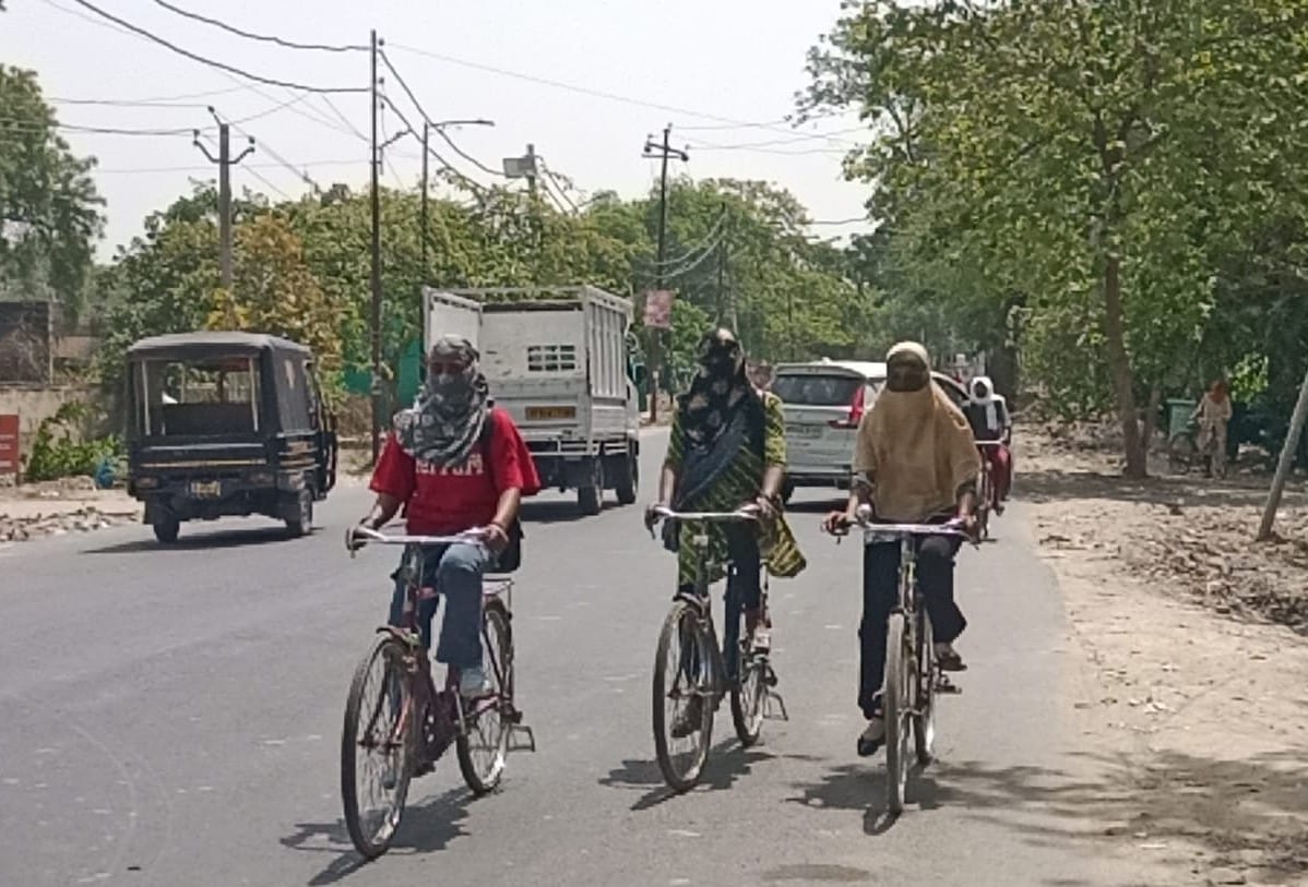 Bhadohi weather: Temperature reaches 44 degrees Celsius, heat wave red alert