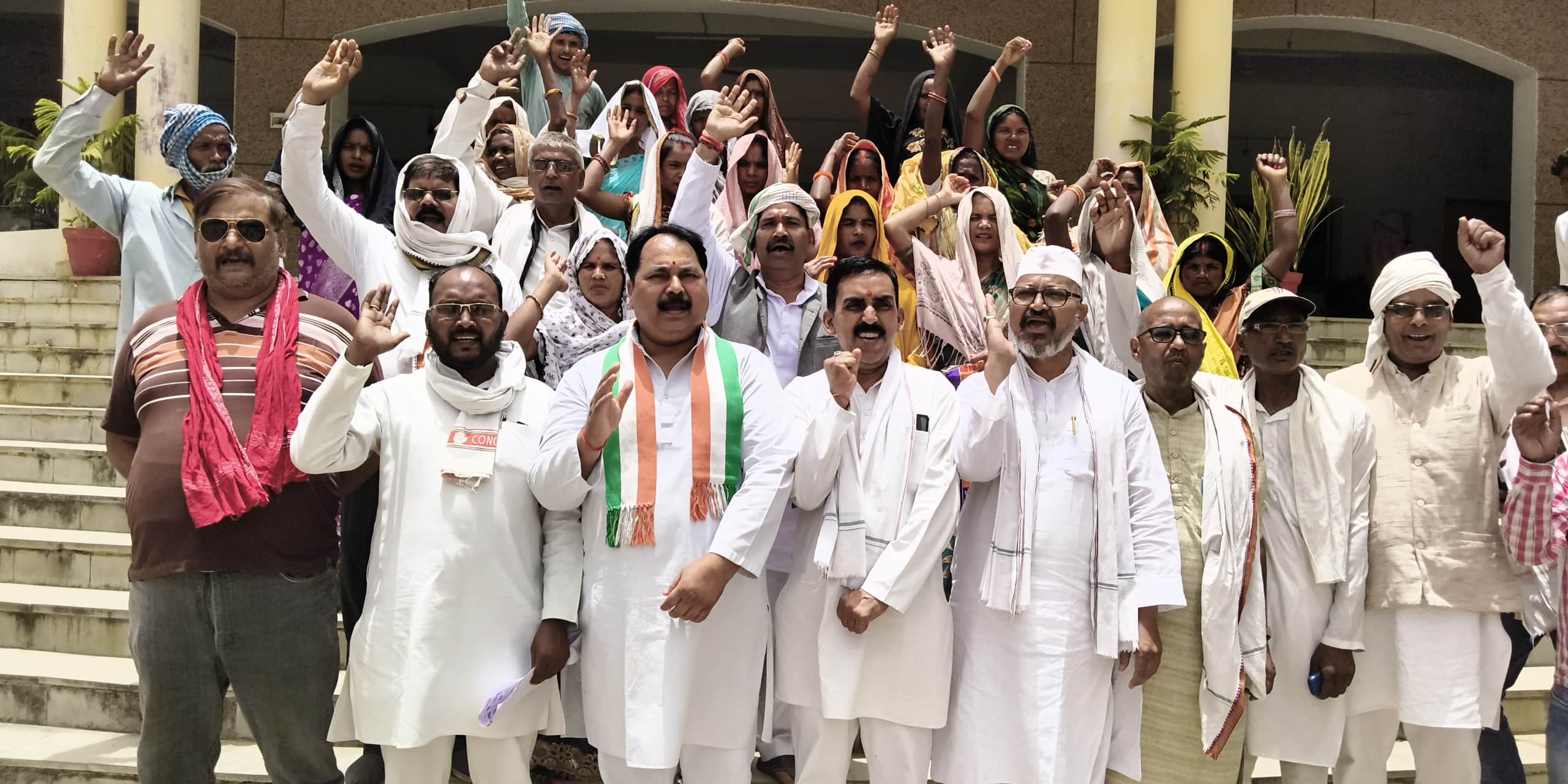 कलेक्ट्रेट में विरोध प्रदर्शन करते जिला कांग्रेस कमेटी के पदाधिकारी।संवाद