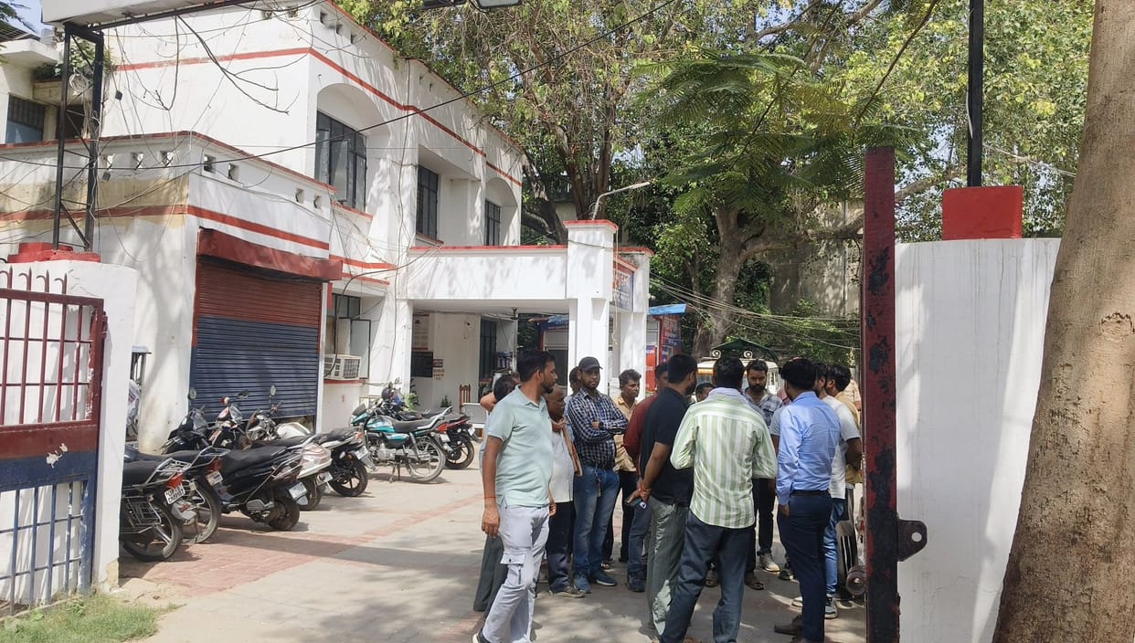 Workers who came to repair electricity were beaten up and the feeder was shut down