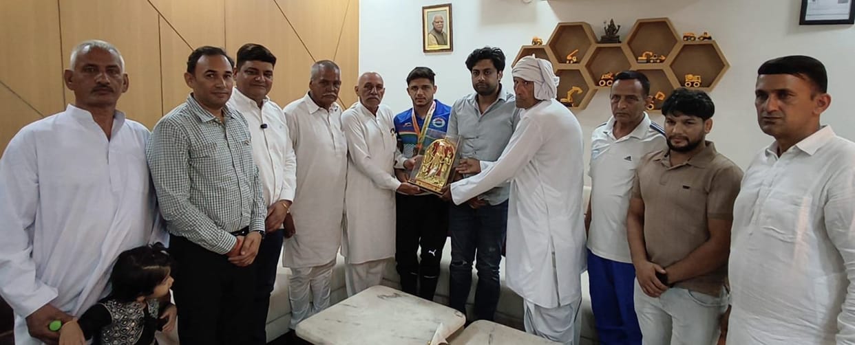 Sahil won the Hind Kesari title and was welcomed by the Kisan Yuva Club.