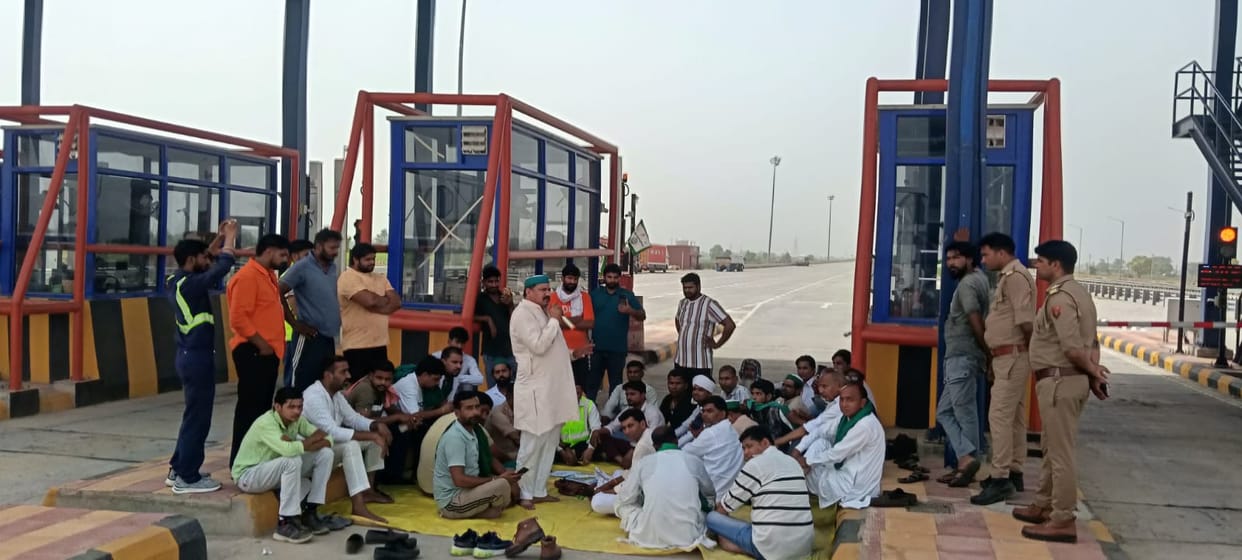 Farmers' union staged a sit-in at the Ganga Expressway toll plaza over the indecency shown to the state president.