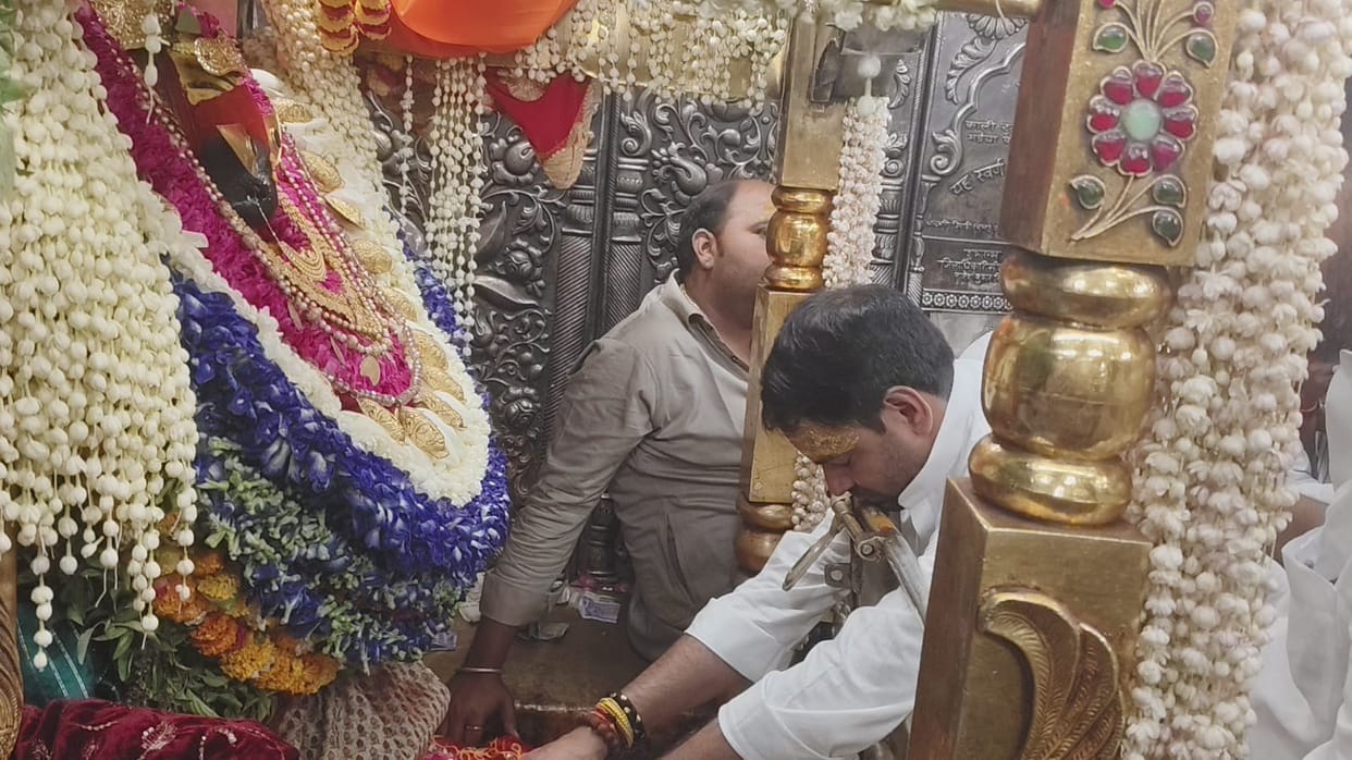 Former Minister Tej Pratap Yadav visits the shrine of Mother Vindhyavasin