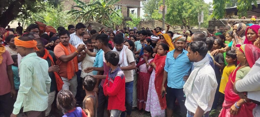 A young man who went to earn money in Rajasthan died after falling from the roof.