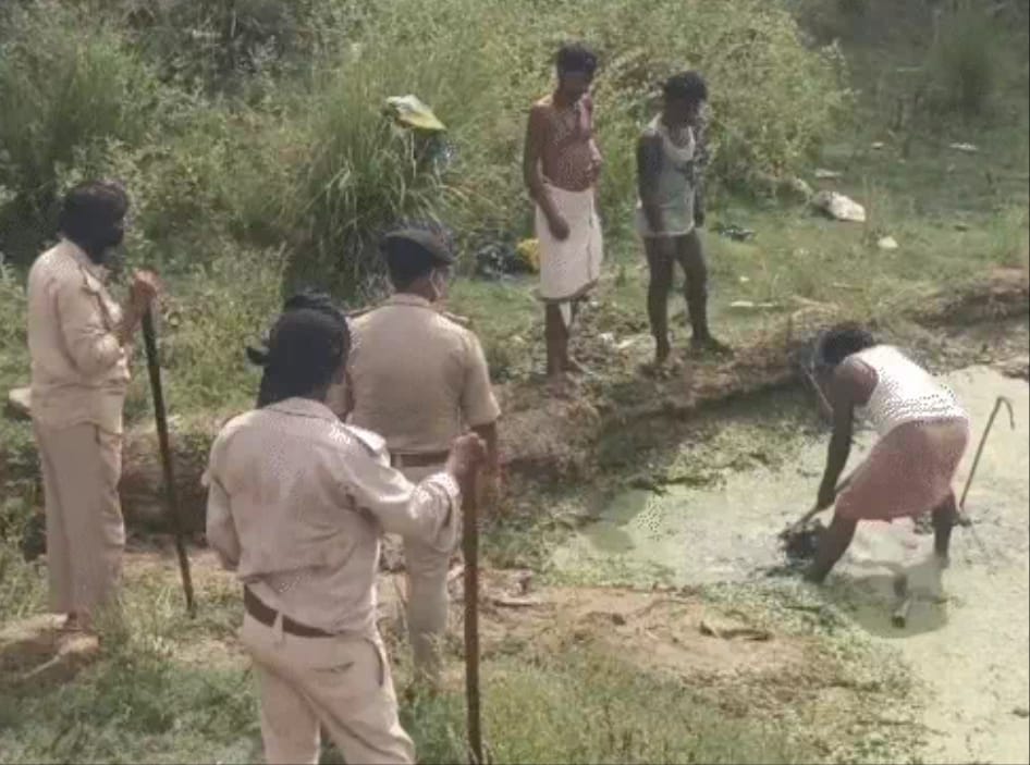 नदी से शव को निकालती पुलिस