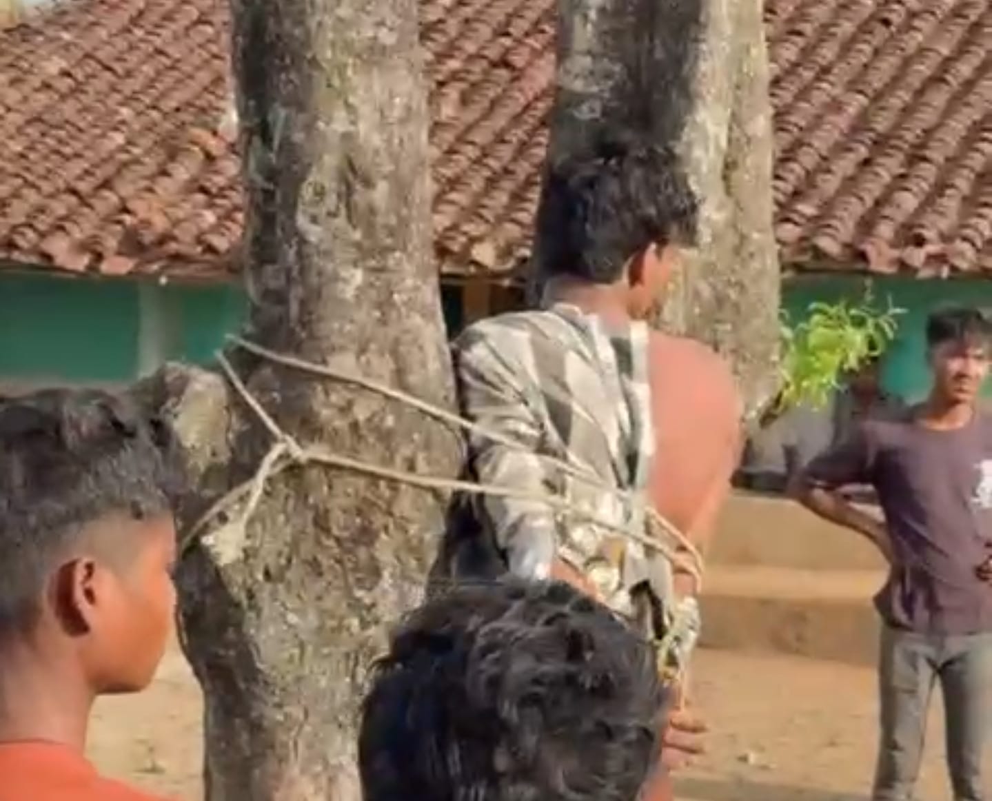 पिटाई करते ग्रामीण