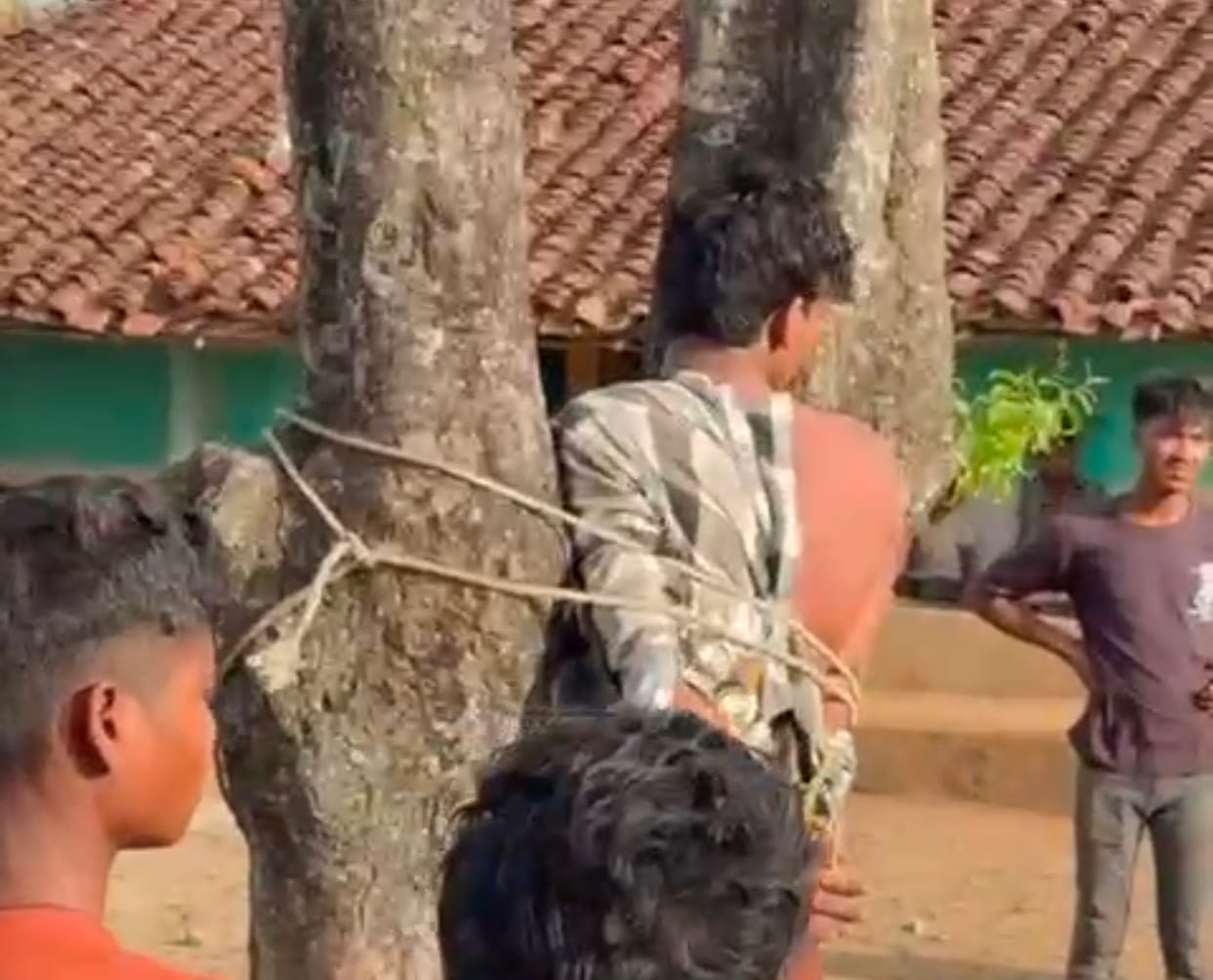 Bijouri plateau suspected of theft of goatVillagers grab Omni van, tied youth to tree, thrashed him