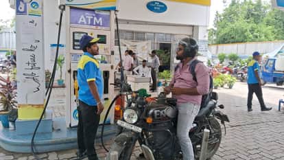 UP: Petrol Crosses ₹100 Mark in the Capital—Fourth Price Hike in a Week; Check Out the New Rates for Regular a
