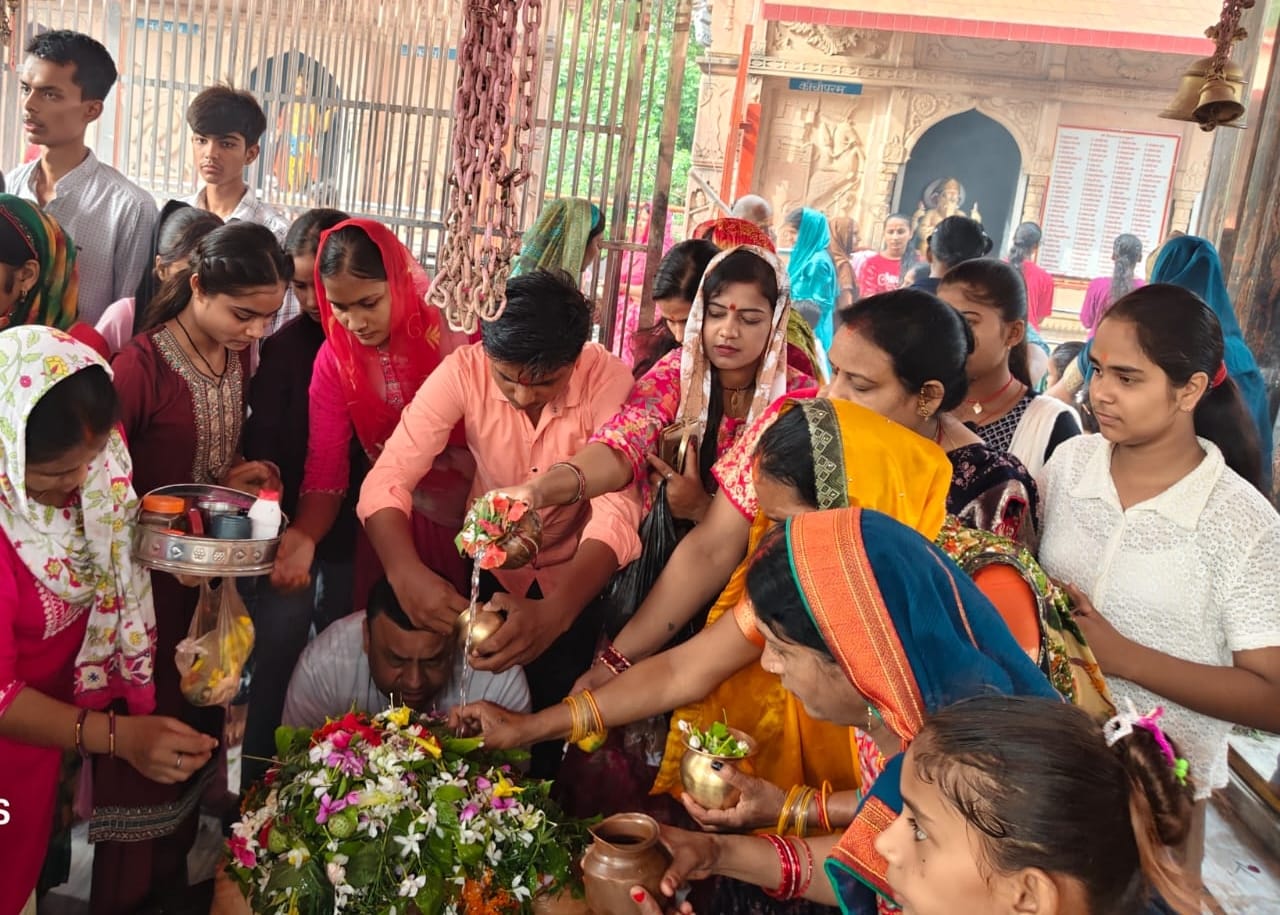 Devotees flocked to Shiva temples for Jalabhishek