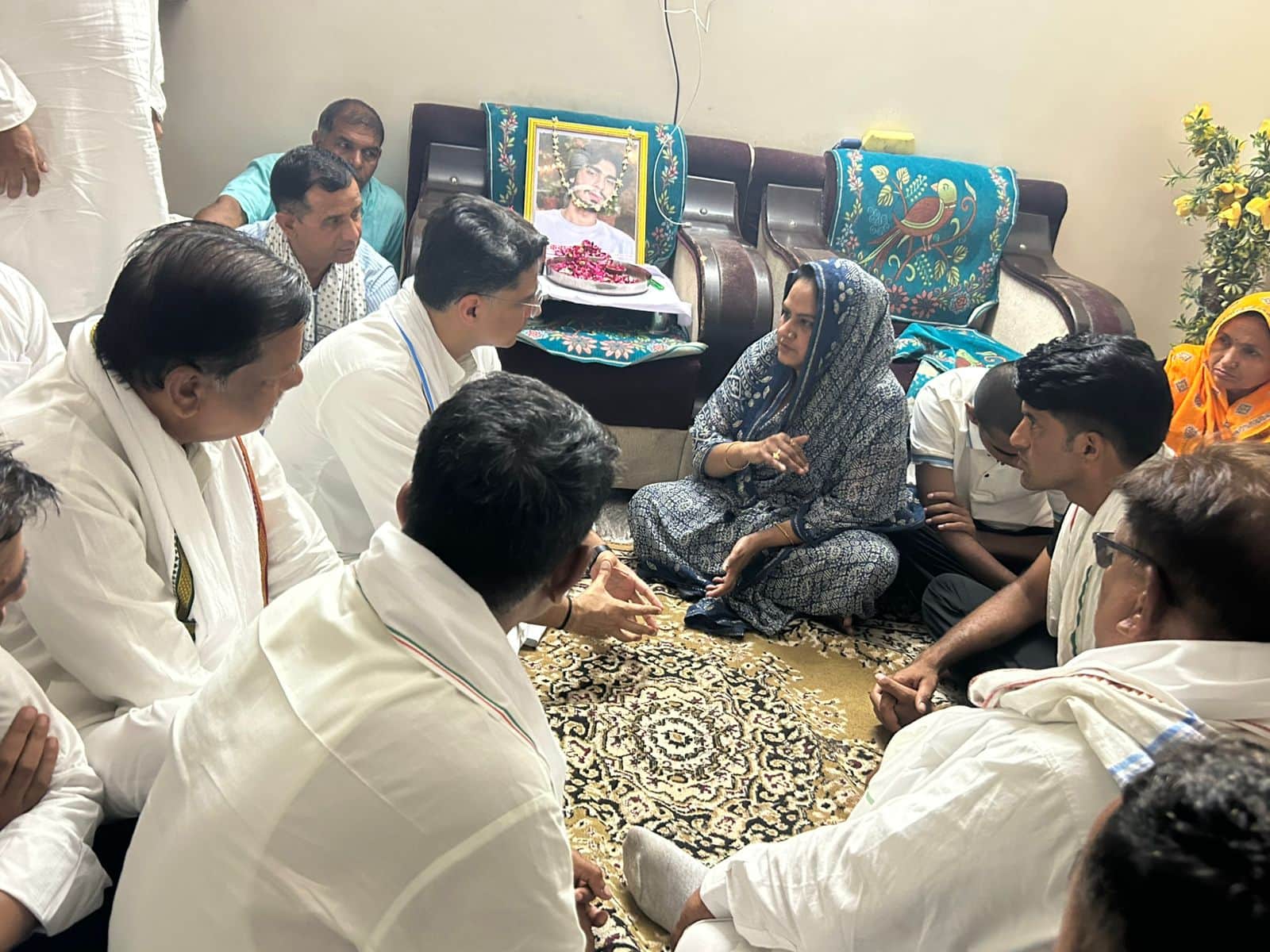 पायलट नै की पीड़ित परिवार से मुलाकात