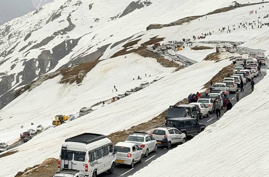 Tourists throng Manali, vehicles slow to a crawl