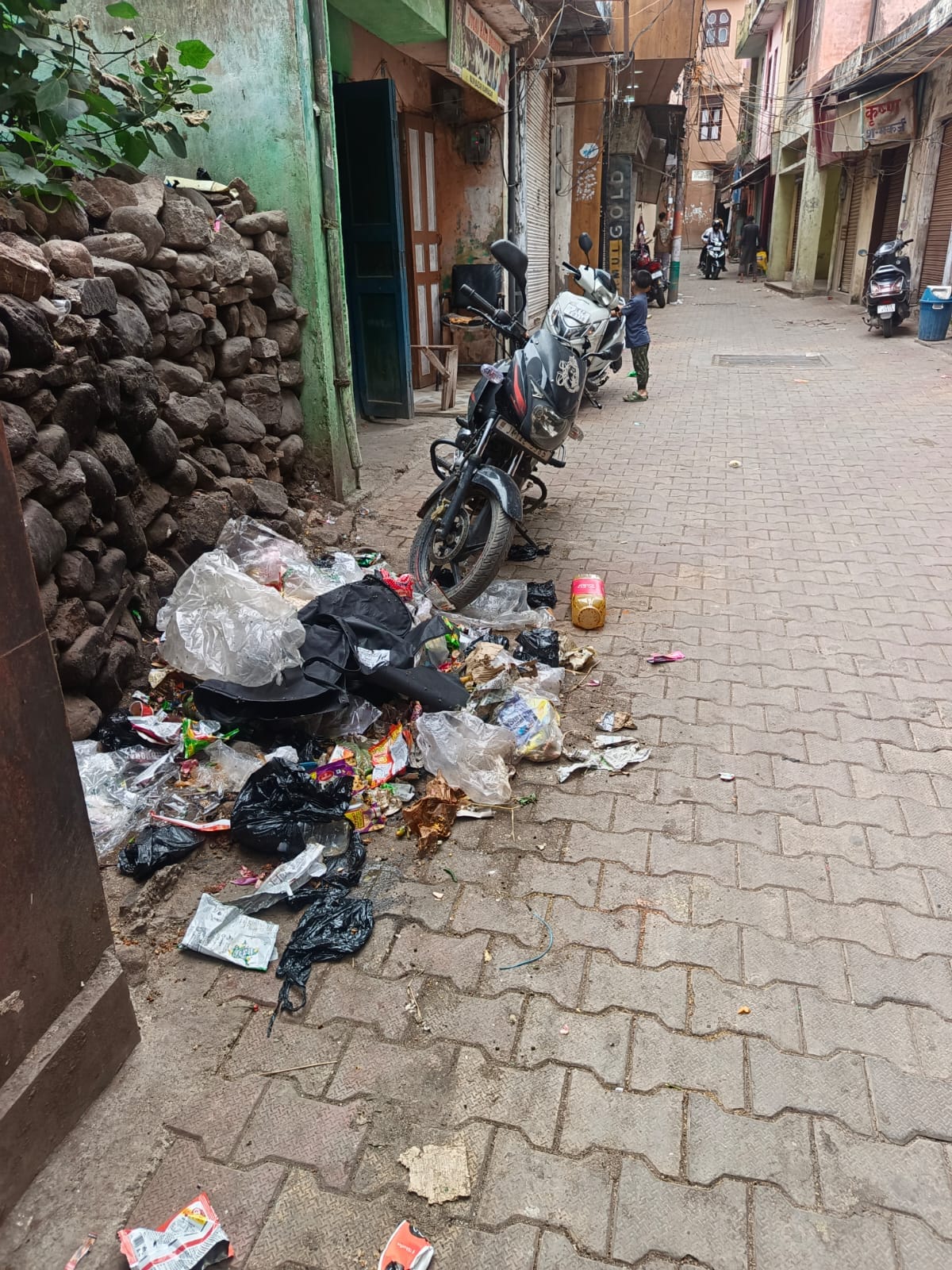 रामनगर।मुख्य बाजार वार्ड नंबर चार गली किनारे कूड़े के लगे ढेर।