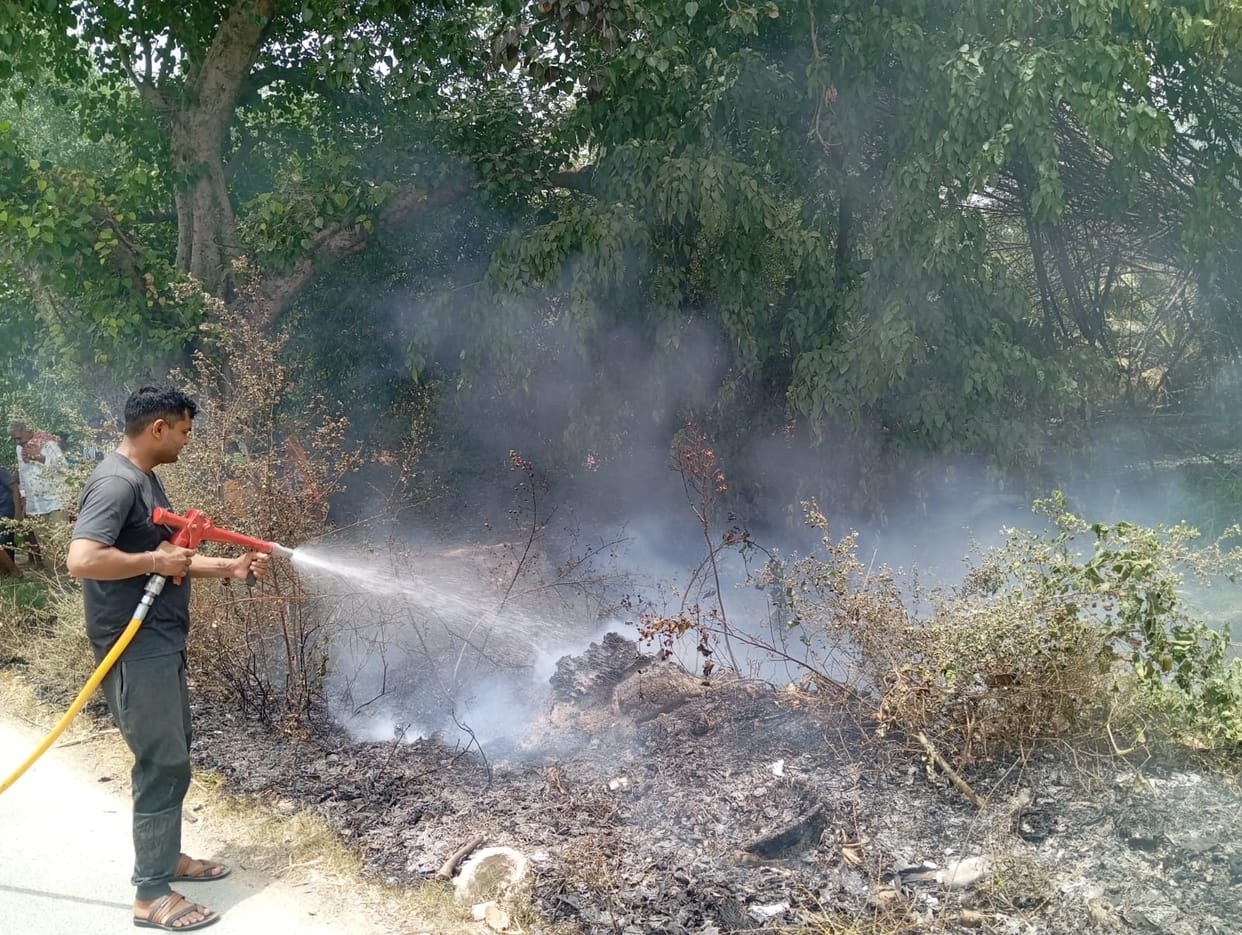 Fire broke out in the garden and bamboo hut, it took 30 minutes to extinguish it.