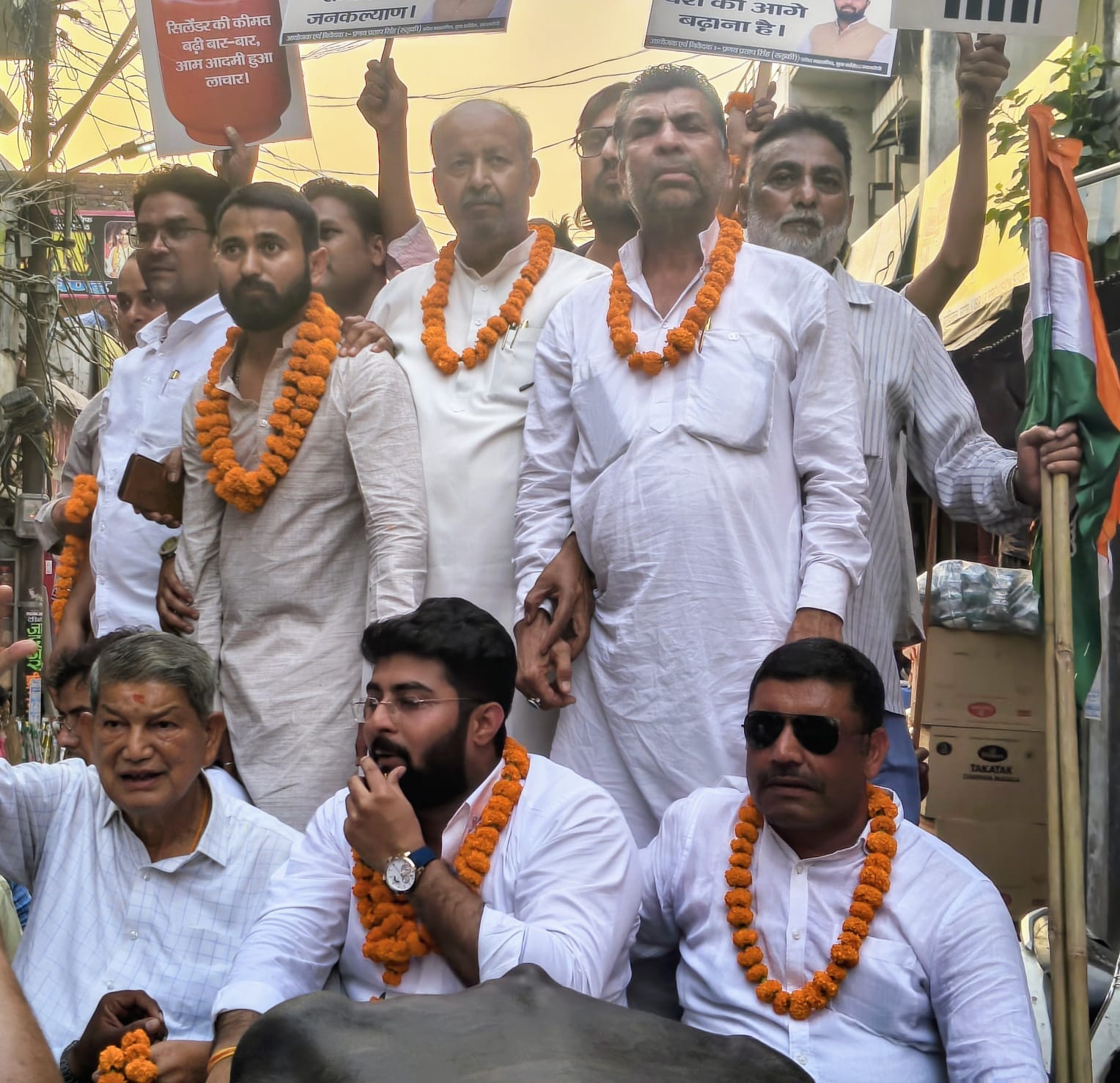रुड़की में झोटा बुग्गी यात्रा निकालते पूर्व मुख्यमंत्री हरीश रावत व अन्य - स्रोत: पार्टी