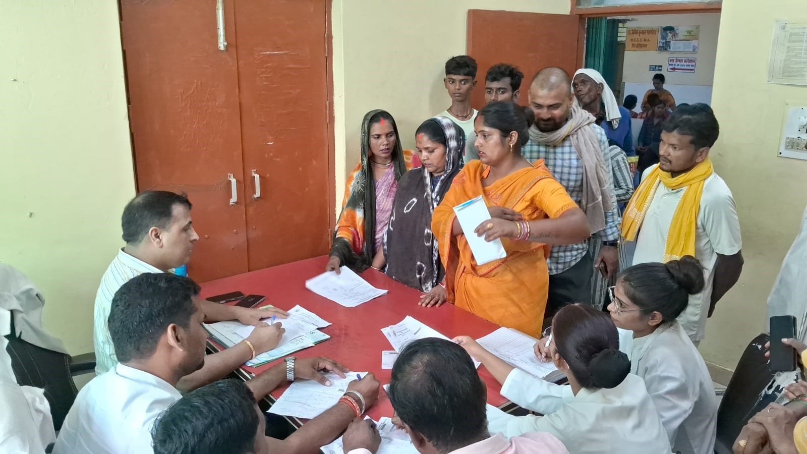 सोमवार को जिला अस्पताल की ओपीडी में मरीजों का उपचार करते चिकित्सक। संवाद